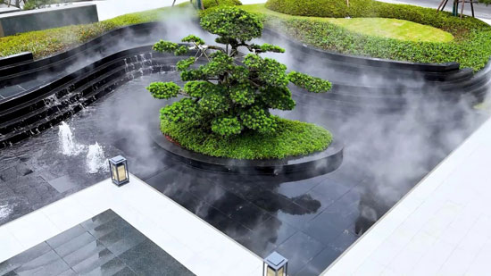 株洲高科云水湾以生态为核芯，将自然、技术与人文巧妙融合，重新定义"好房子"的标准&mdash;&mdash;这里，绿色不是点缀，而是生活的底色。设计师以"借景"手法，通过景观风雨连廊串联起"六感园林"&mdash;&mdash;春赏花影、夏听蝉鸣、秋闻桂香、冬触暖阳，四季更迭皆成风景。建筑不再是自然的对立面，而是隐于林木间的诗意存在。