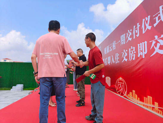 醴陵观澜云府一期1#、15#栋交付仪式隆重举行。在业主代表及各界嘉宾的共同见证下，项目以"交房即交证"的标杆服务，兑现了对业主的庄严承诺。仪式现场，仙岳山街道办、市住建局、市自然资源局、市住保中心等政府部门领导与项目方共同为业主颁发不动产权证书。这一创新举措实现了"钥匙房本同步到手"的服务突破，为醴陵房地产市场树立了新标准。